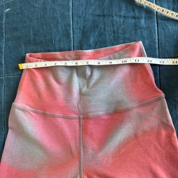 Beyond Yoga Pink Blue Leggings Size Medium - Picture 6 of 7